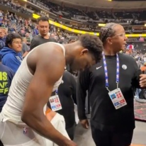 比赛观看-真宠粉！爱德华兹赛后送球衣&amp;鞋&amp;签名&amp;合照！球裤差点脱掉